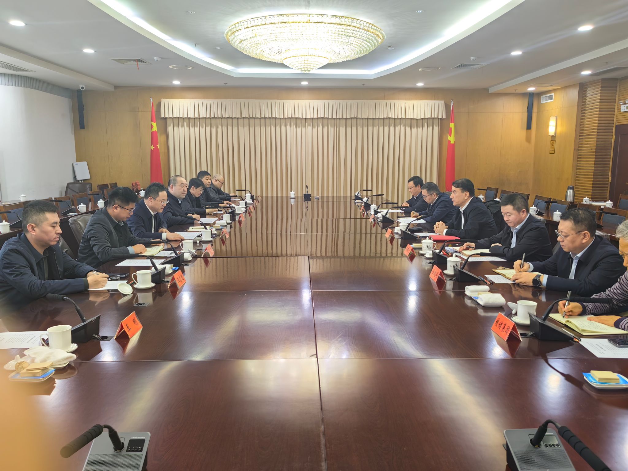 山西建投二建集團(tuán)與烏魯木齊市政府舉行工作會談