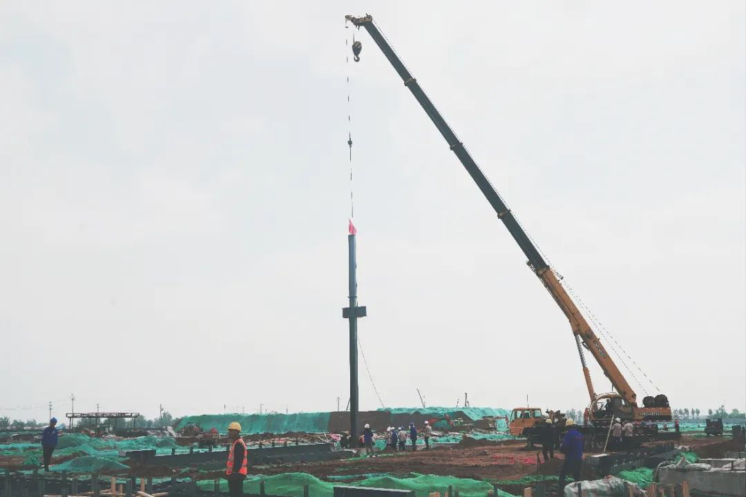 山西建投建筑裝備制造項目首根鋼柱順利吊裝