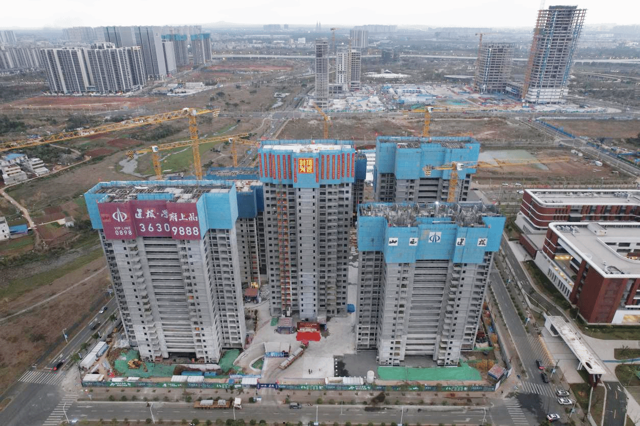 山西建投四建集團承建的建投·學(xué)府上品項目7#樓主體封頂