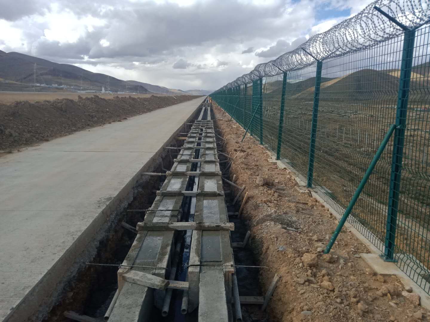 山西建投機(jī)械化集團(tuán)承建的邦達(dá)機(jī)場(chǎng)飛行區(qū)改造工程通過(guò)竣工驗(yàn)收