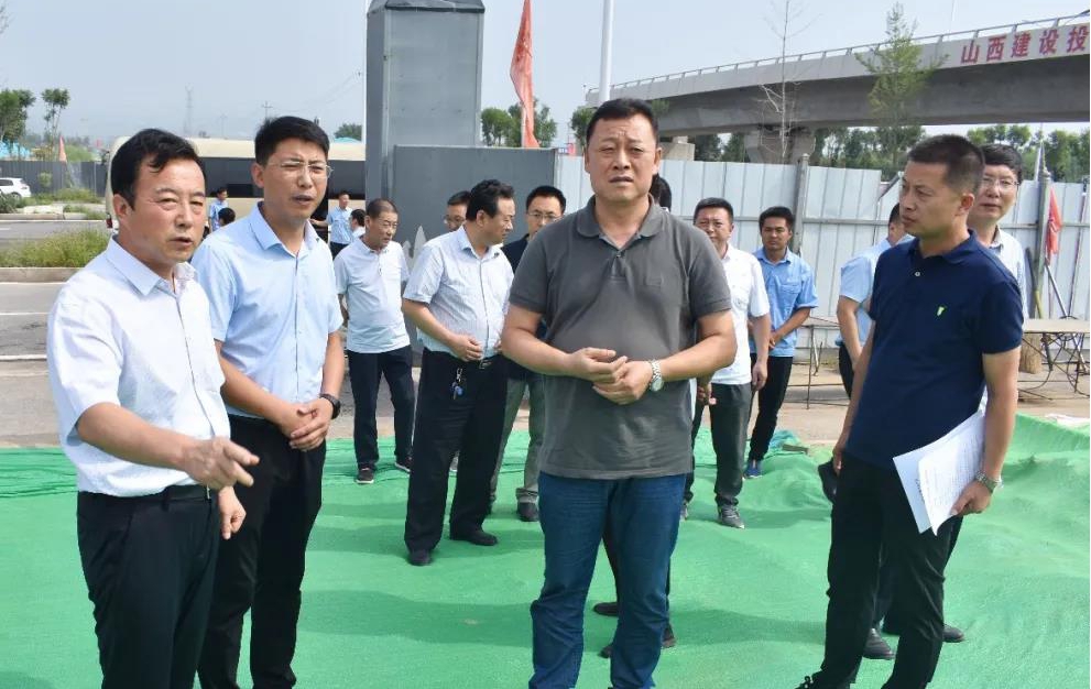 晉中副市長(zhǎng)在山西建投三建集團(tuán)承建的龍城大街區(qū)域路網(wǎng)、電力管溝建設(shè)項(xiàng)目