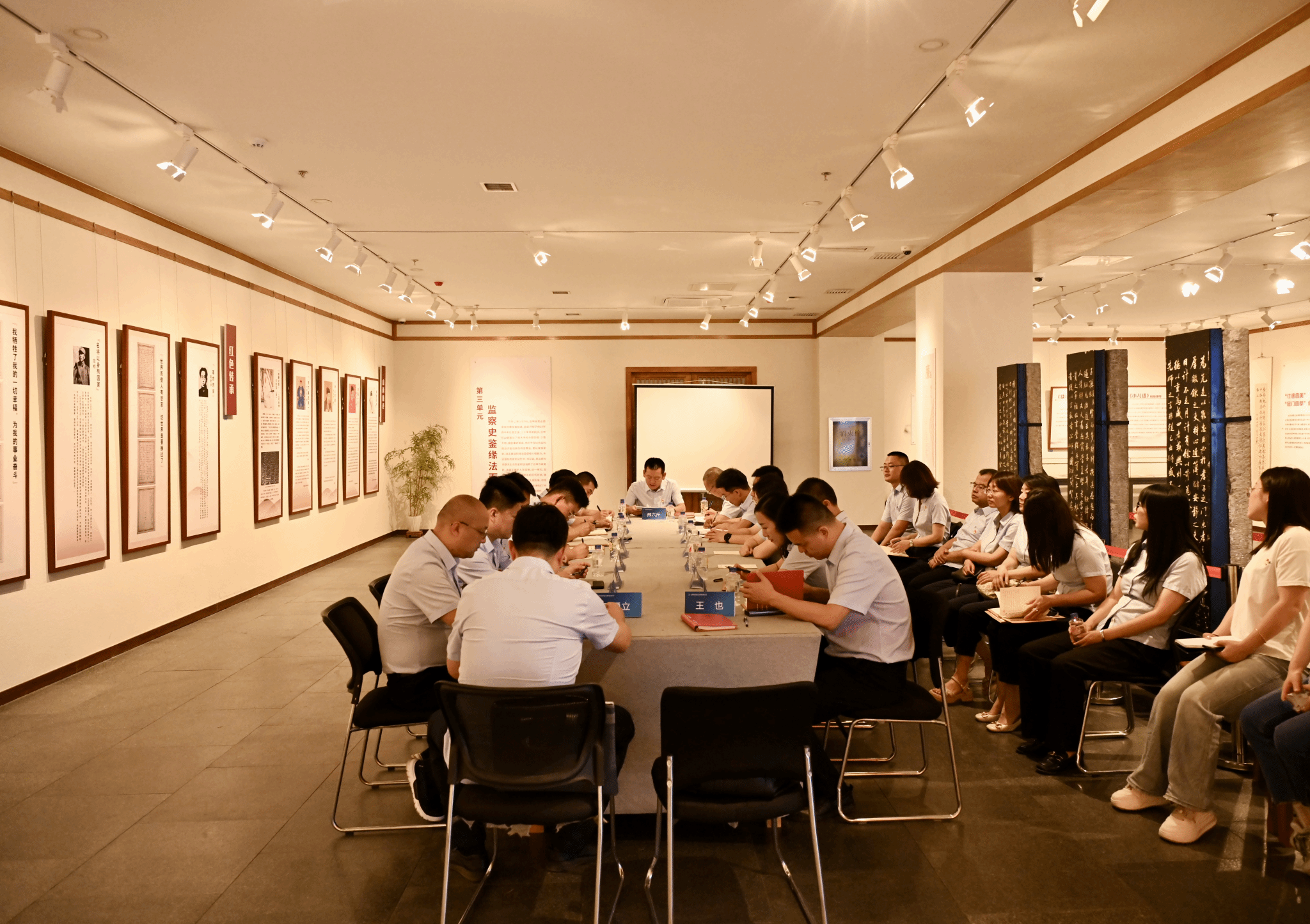 山西建投低碳環(huán)保（煤規(guī)院）集團(tuán)組織黨員干部赴雙塔博物館廉政教育基地參觀并召開(kāi)理論學(xué)習(xí)中心組學(xué)習(xí)（擴(kuò)大）會(huì)