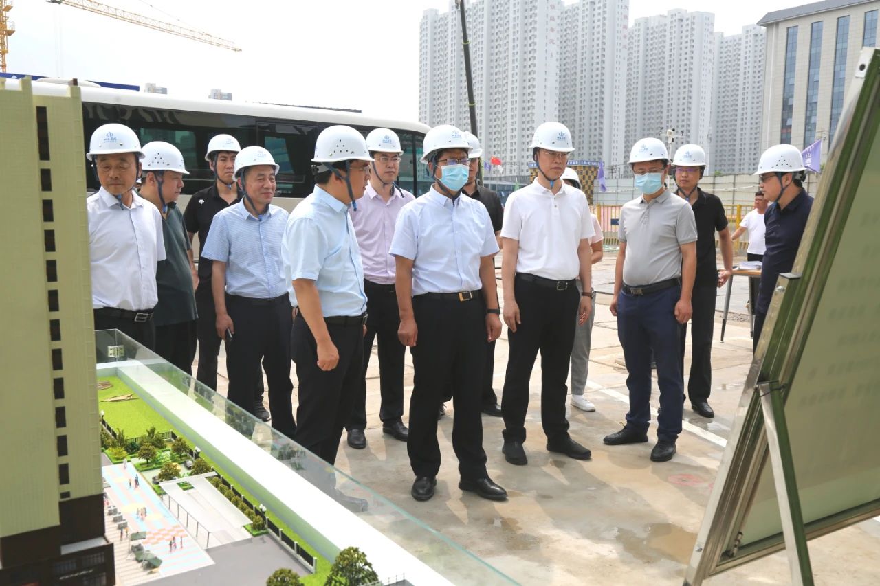 太原市副市長在山西建投五建集團(tuán)東興裝飾城棚戶區(qū)改造項(xiàng)目調(diào)研