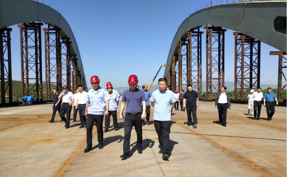 朔州市委副書記、市長熊燕斌在山西建投四建集團(tuán)承建的朔州市七里河項(xiàng)目調(diào)研