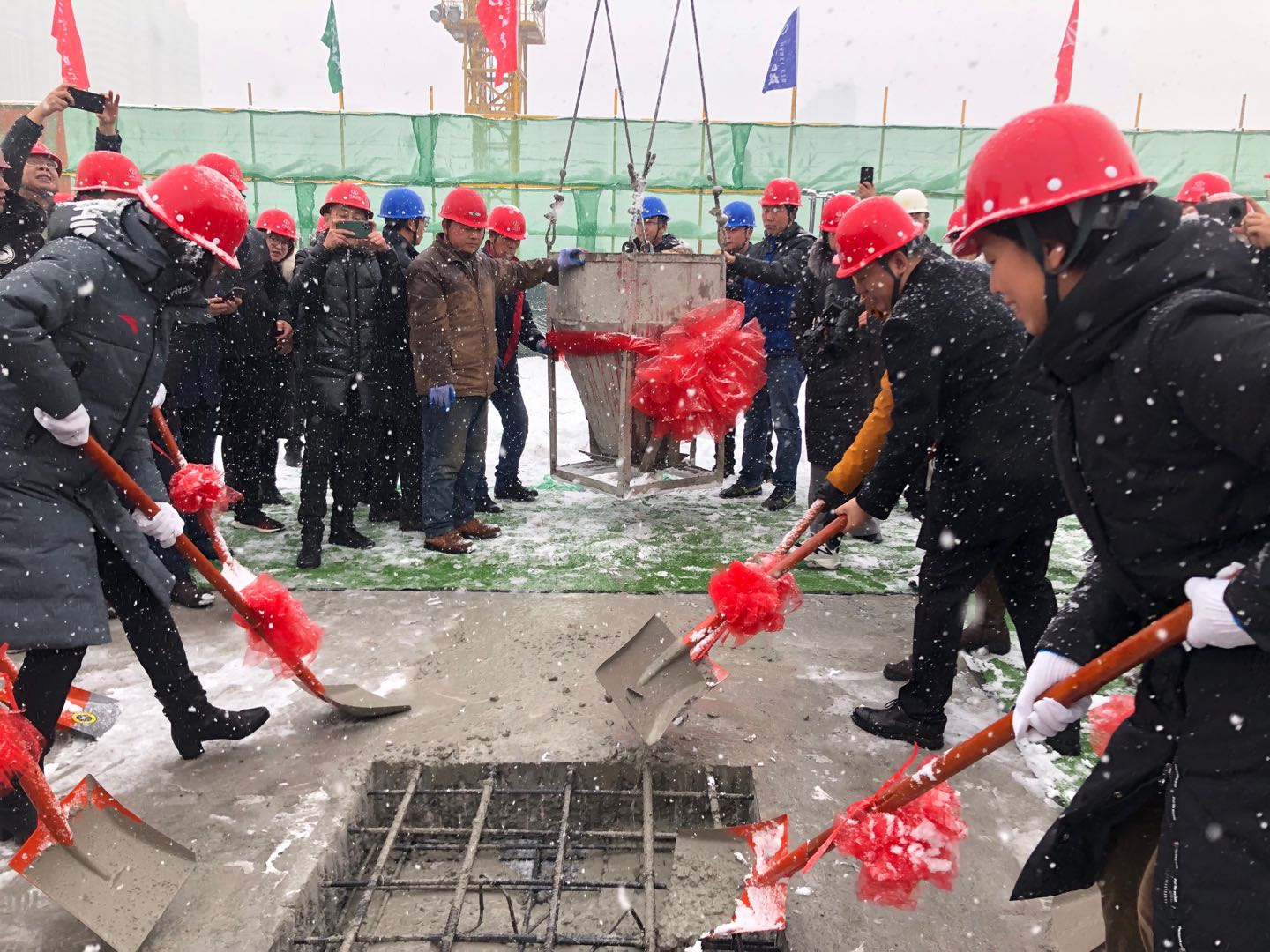 山西建投總承包部承建的太原市中醫(yī)醫(yī)院門急診樓項目封頂