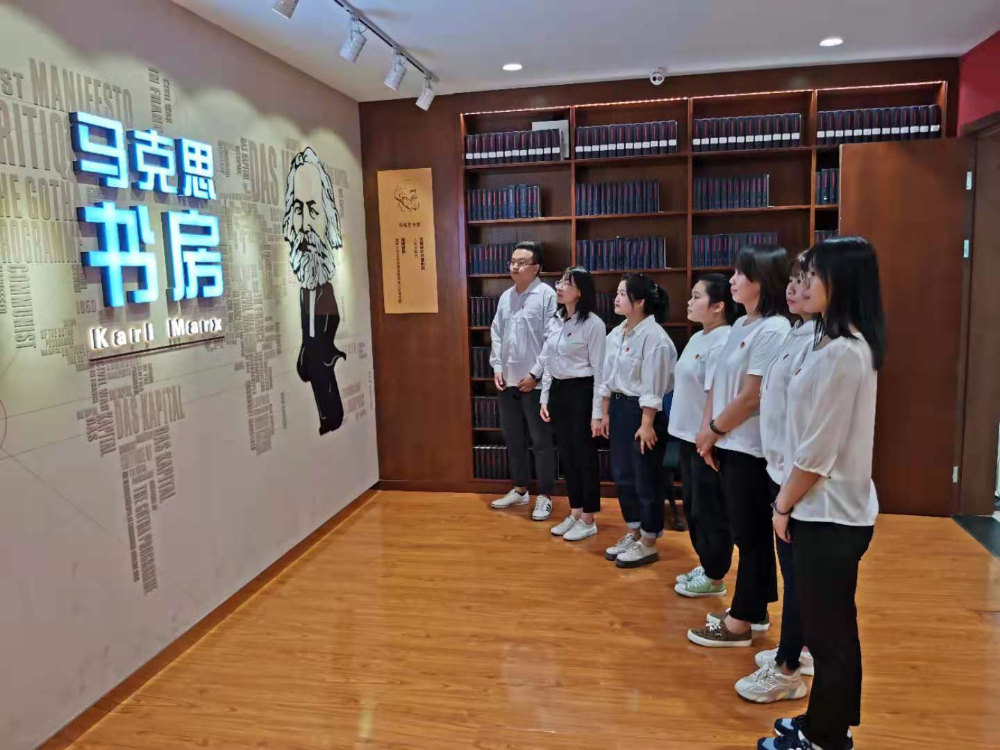 山西建投機(jī)械化集團(tuán)青年職工走進(jìn)太原市圖書(shū)館“馬克思書(shū)房”開(kāi)展黨史學(xué)習(xí)教育