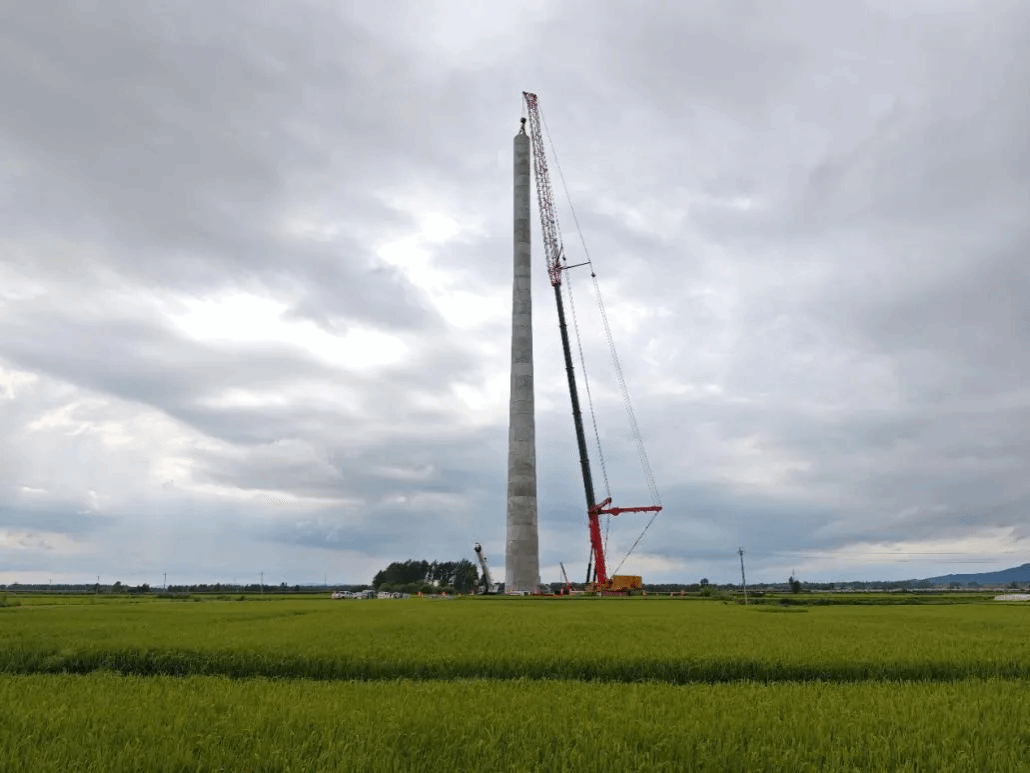 山西建投安裝集團承建的黑龍江省通河200MW風儲一體化項目首臺風機混塔段吊裝完成