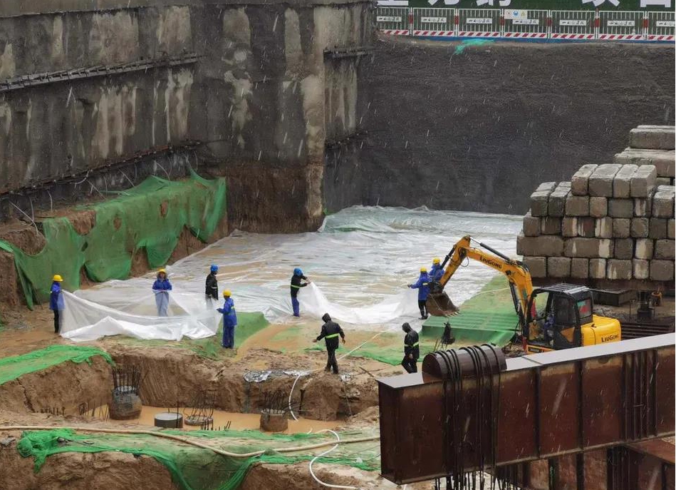 山西建投建工集團(tuán)學(xué)府智能停車樓項(xiàng)目部黨員帶頭青年突擊迎風(fēng)戰(zhàn)雨保一線