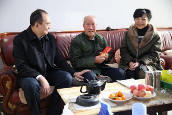 省國資委黨委委員、副主任張紅譜走訪慰問山西建投老黨員和困難黨員