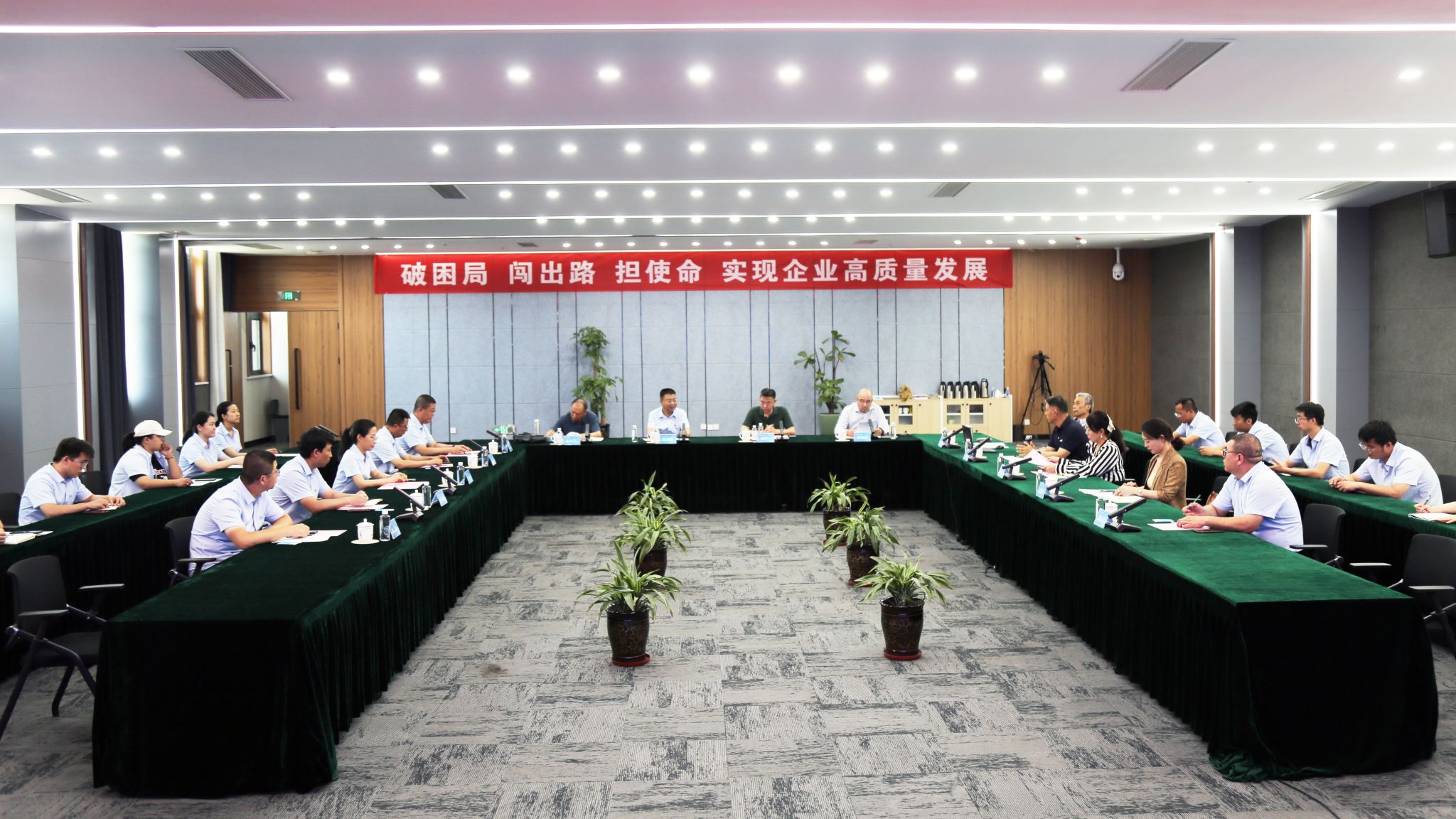 中國安全產(chǎn)業(yè)協(xié)會安全管理與機械租賃服務分會會長柴昭一一行來山西建投工程機械公司調(diào)研指導