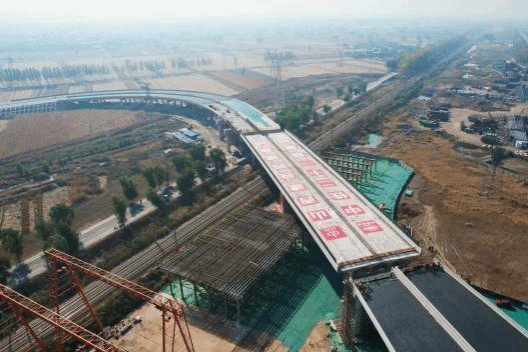 山西建投四建集團投資建設的平遙旅游大道萬噸級橋梁順利“轉身”