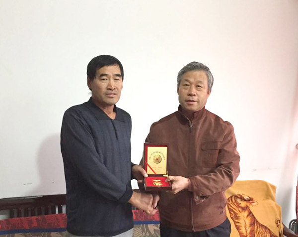 集團(tuán)總公司領(lǐng)導(dǎo)為已故老紅軍親屬頒發(fā)紅軍長(zhǎng)征勝利80周年紀(jì)念章